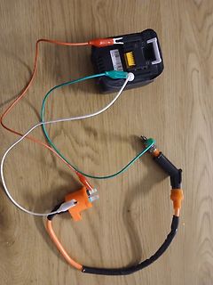 Freie Verdrahtung mit Krokodilklemmen und Akku