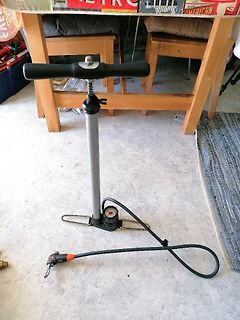 Luftpumpe mit Manometer