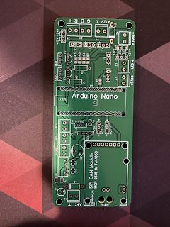 Grüne Leiterplatte mit Arduino Nano Steckplatz und CAN-Schnittstelle