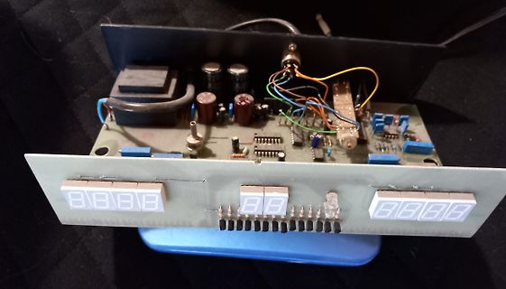 Geöffnetes elektronisches Gerät mit LED-Anzeigen und Platine