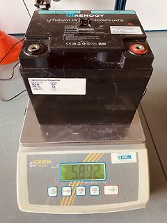 Lithium-Eisenphosphat-Batterie auf einer Waage