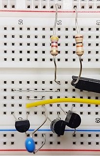 Bauteile auf einem Breadboard