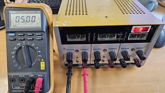Multimeter und Labornetzteil auf Tisch