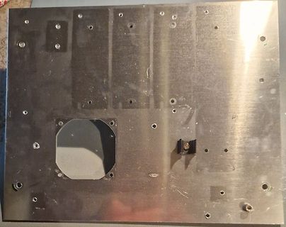 Metallplatte mit Ausschnitten und Bohrungen