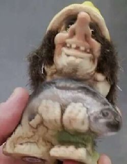Figur eines Mannes mit Fisch