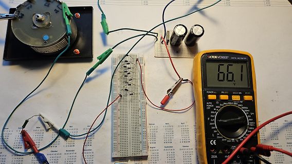 Elektronik-Aufbau mit Multimeter und Steckbrett