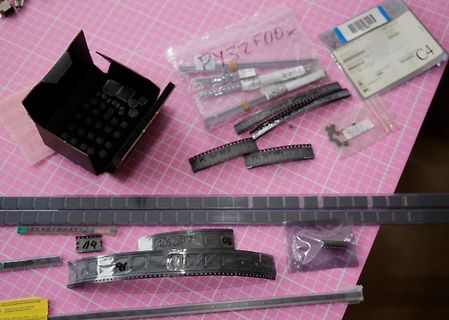 Elektronikbauteile und Komponenten auf Werkstattunterlage
