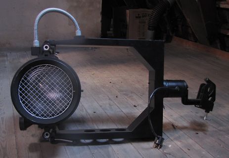 Schwarzer Scheinwerfer auf Metallgestell