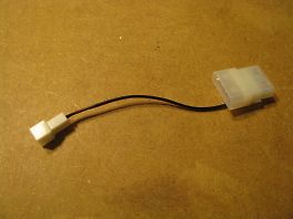 Kabel mit zwei weißen Steckverbindern