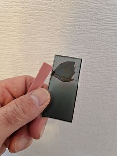 Hand hält ein kleines Display