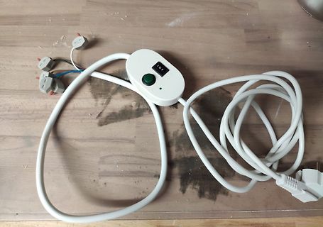 Steckdosenleiste mit Schalter und Kabeln