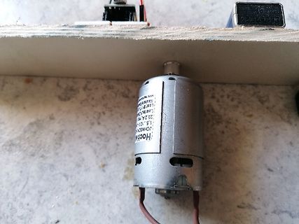 Elektromotor auf Holzbrett