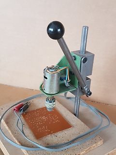 DIY-Fräsmaschine oder Bohrer auf Holzbrett