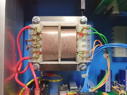 Transformator in einem Gehäuse mit Verkabelung