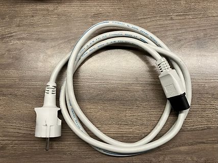 Weißes Netzkabel auf Holztisch