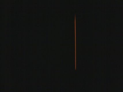 Vertikale Lichtlinie auf dunklem Hintergrund