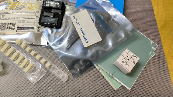 Diverse elektronische Bauteile und ICs auf Tisch