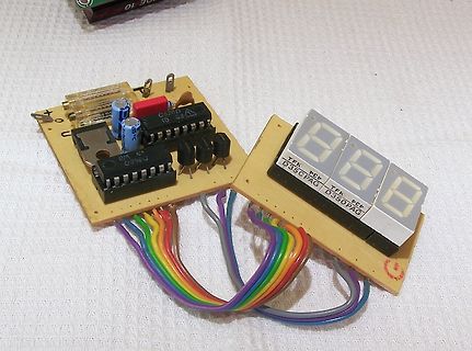 Zwei kleine Leiterplatten mit 7-Segment-Anzeige und Bauteilen