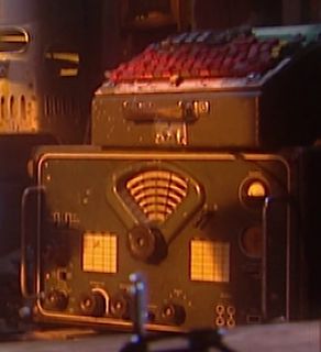 Altes Labornetzteil mit Tastatur darauf