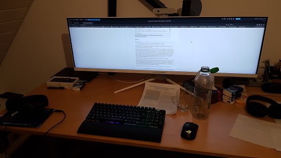 Arbeitsplatz mit Monitor, Tastatur und Maus