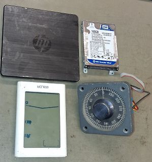 Laptop-Komponenten, Festplatte, Display und Drehregler