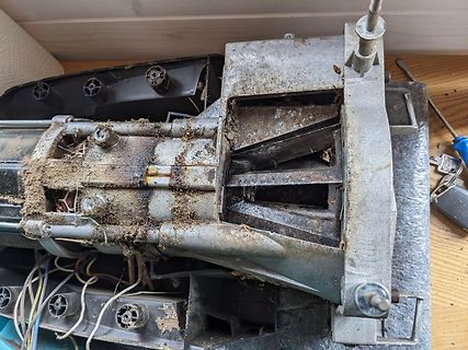 Zerlegtes, verschmutztes Gehäuse eines elektrischen Geräts
