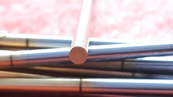 Nahaufnahme von Metallstäben oder Drähten