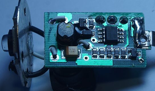 Nahaufnahme einer bestückten Leiterplatte mit elektronischen Bauteilen