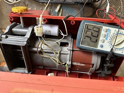 Multimeter Messung an einem Elektromotor