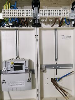 Offener Elektroverteiler mit Stromzähler und Klemmen