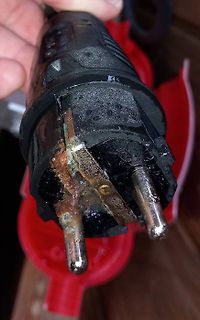 Beschädigter, verschmorter Netzstecker