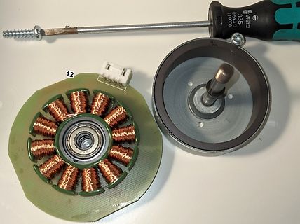 Stator und Rotor eines Elektromotors mit Schraubendreher
