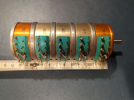 Fünf Potentiometer mit Lineal