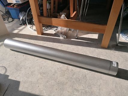 Silberne Metallrolle auf Boden