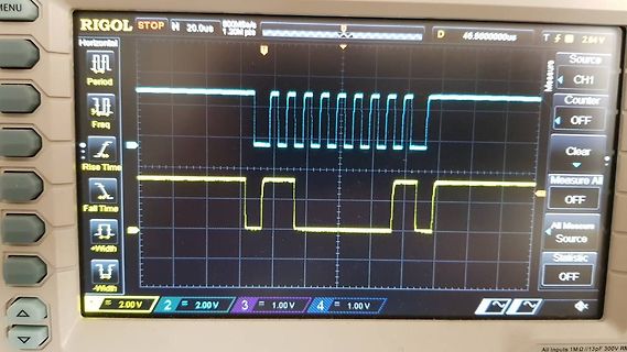 Display eines Rigol Oszilloskops mit zwei Wellenformen
