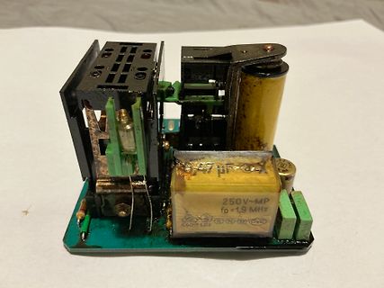 Elektronikbauteile auf Leiterplatte mit Transformator und Kondensator