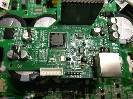 Nahaufnahme einer Leiterplatte mit GigaDevice ARM Mikrocontroller