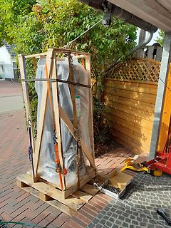 In Holzrahmen verpacktes, mit Folie abgedecktes Objekt