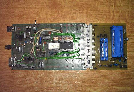 Selbstgebaute Lochrasterplatine mit integrierten ICs und Steckern