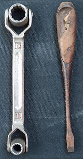 Ringschlüssel und Holzmeißel