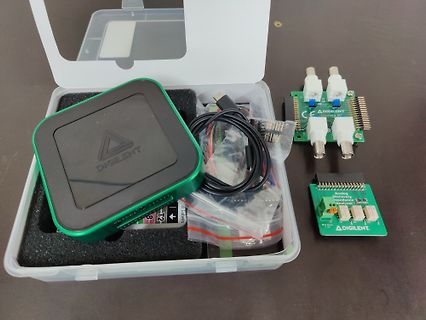 Digilent Messgeräte und Zubehör in einer Box