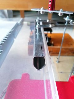 Mechanischer Aufbau mit Metallprofilen und Acrylglas