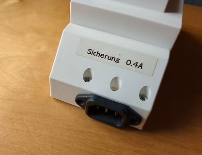 Gehäuse mit Sicherungsbeschriftung und Anschlussbuchse