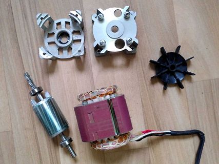 Zerlegte Komponenten eines Elektromotors