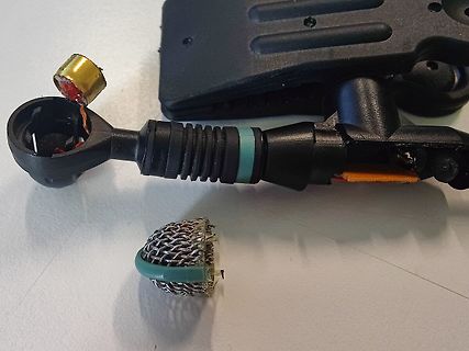 Defektes elektronisches Bauteil mit freiliegenden Drähten