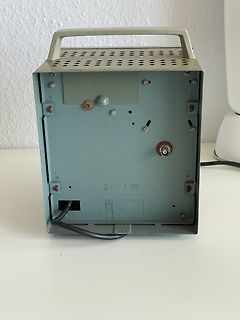Rückseite eines grauen Metallgehäuses mit Tragegriff