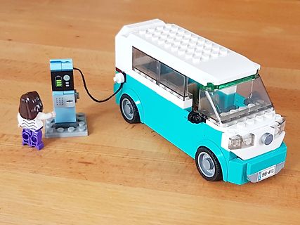Lego-Modell eines Elektroautos an einer Ladestation