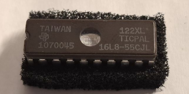 Mikrochip in Schaumstoffverpackung