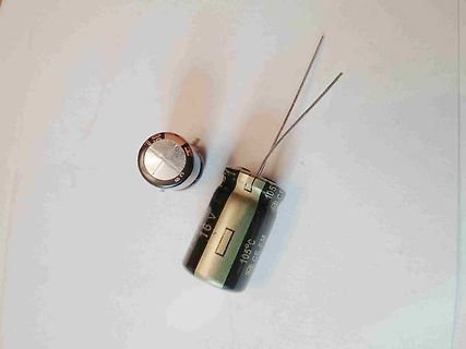 Zwei Elektrolytkondensatoren