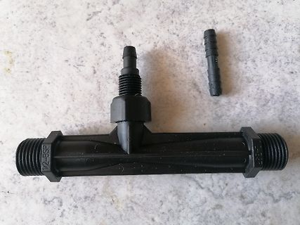 Schwarzes T-Stück und Schlauchanschluss aus Kunststoff